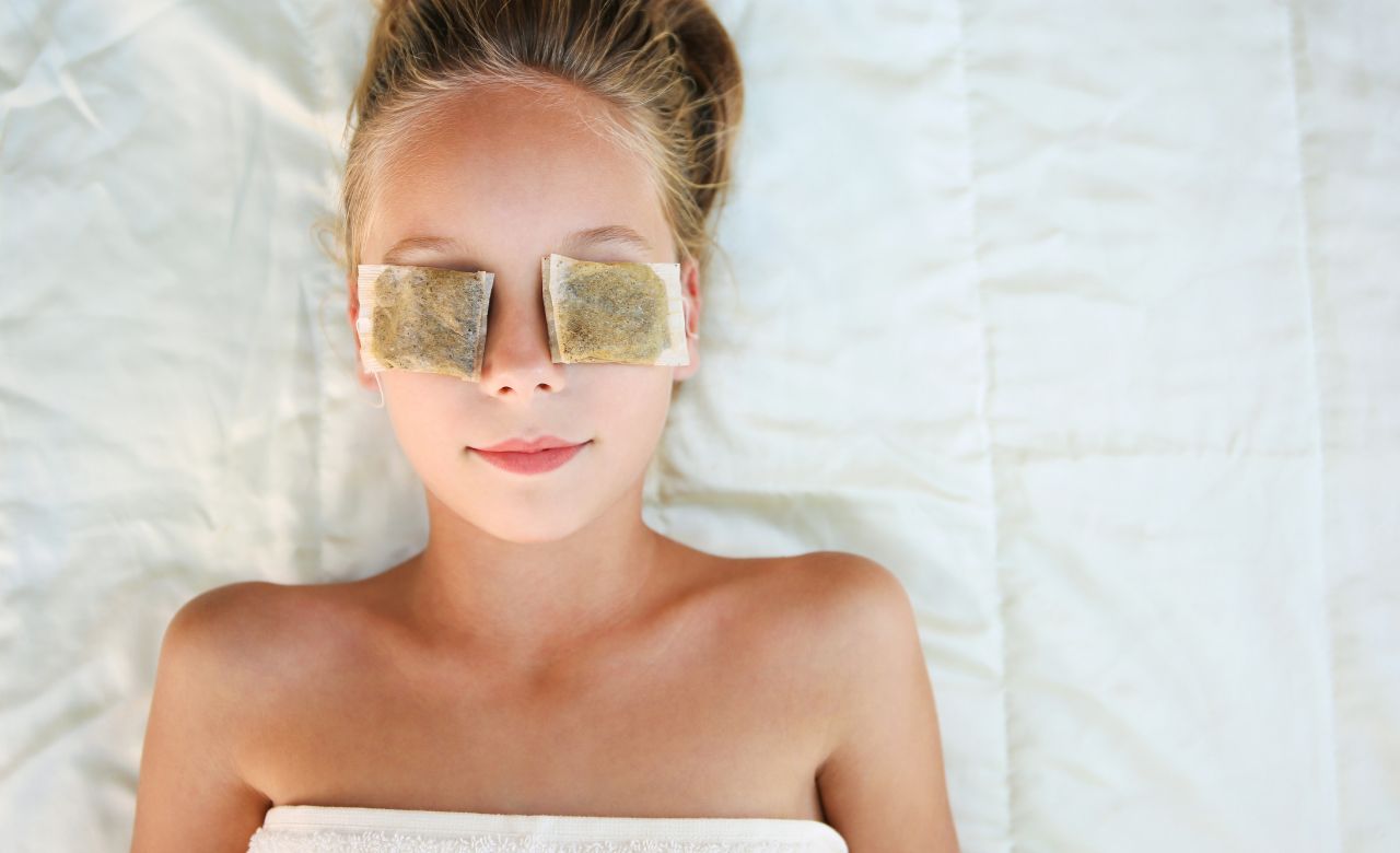 2. Kantong Teh sebagai Masker Mata