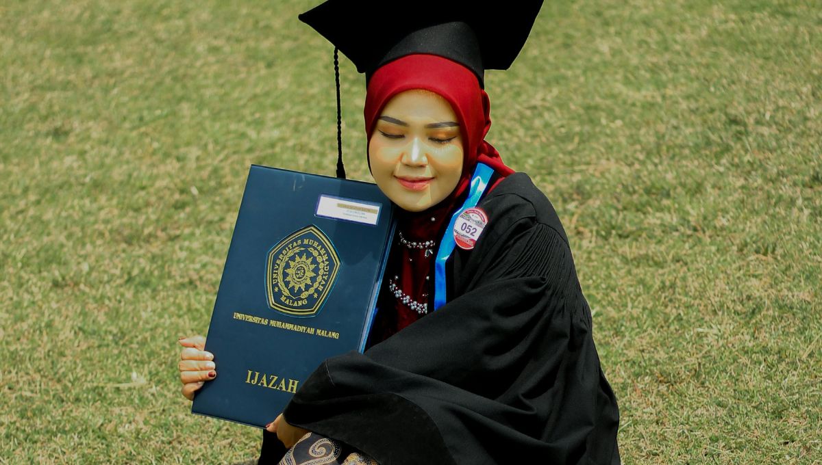 8 Alat Make Up Wisuda dan Tips Meriasnya agar Awet Seharian!