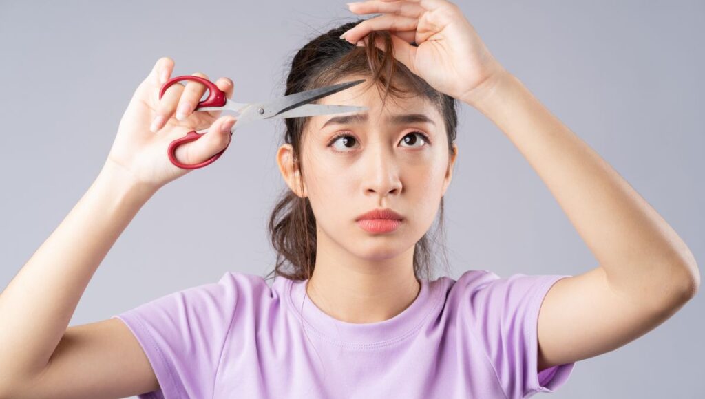 8 Cara Memotong Poni Sendiri di Rumah, Anti Gagal!