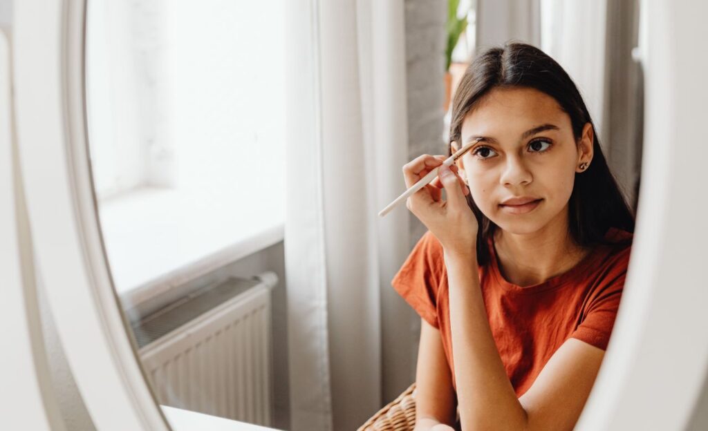 10 Rekomendasi Merk Pensil Alis yang Bagus dan Populer