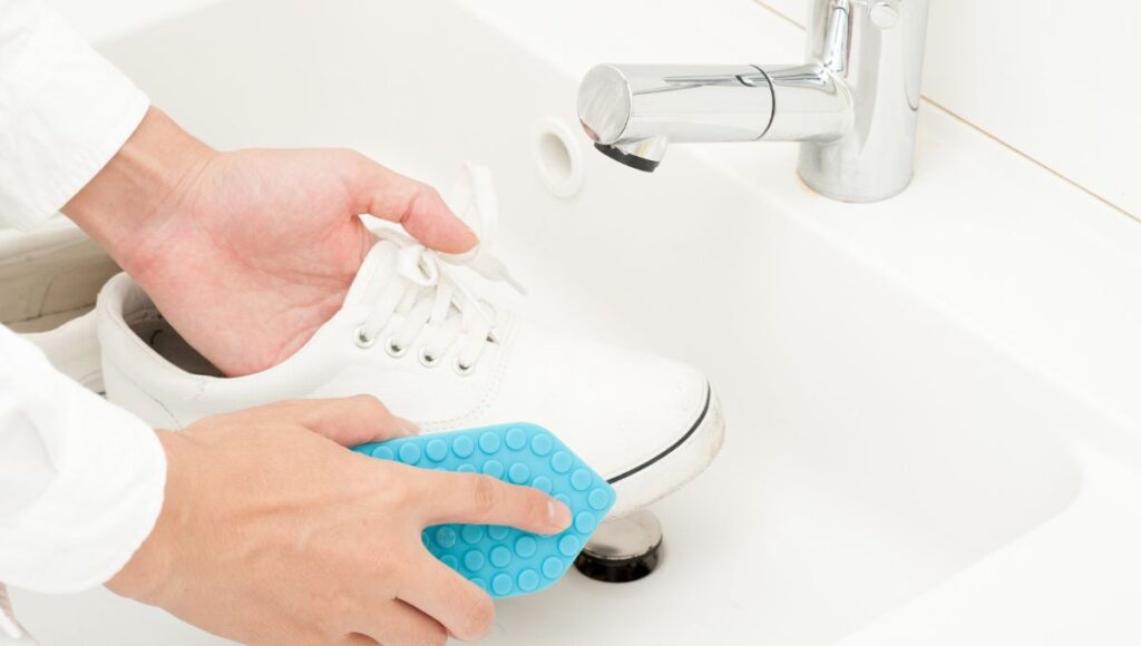 7 Cara Membersihkan Sepatu Putih Agar Tetap Terlihat Baru