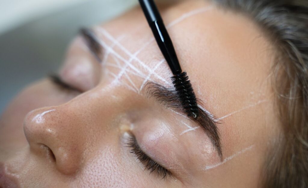 Cara Memakai Cetakan Alis dengan Benar dan Mudah