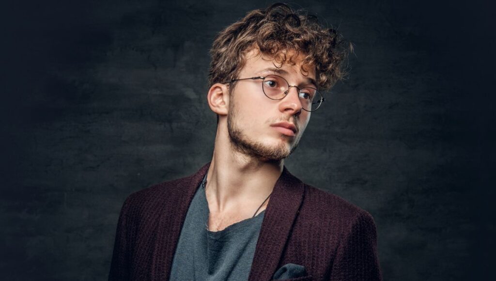 10 Model Rambut Keriting Pria dan Tips Merawatnya yang Benar