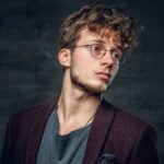 10 Model Rambut Keriting Pria dan Tips Merawatnya yang Benar