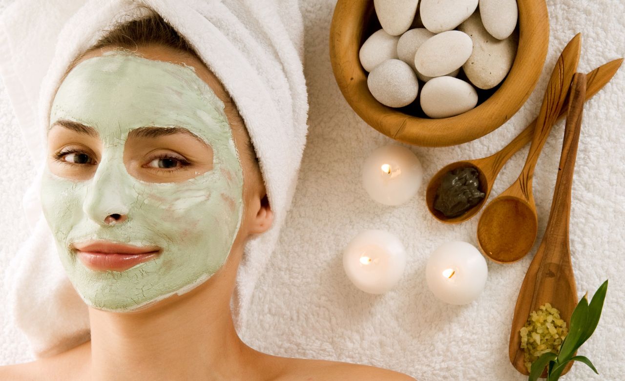 masker-wajah 2. Menggunakan Masker Wajah