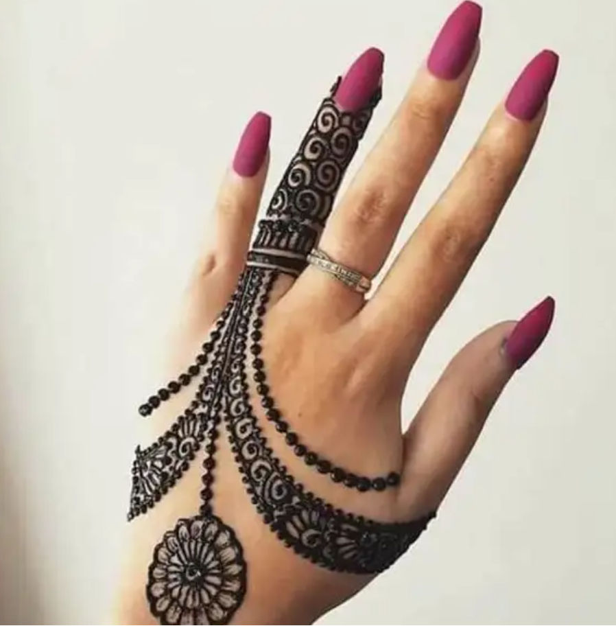 6. Henna Lacey