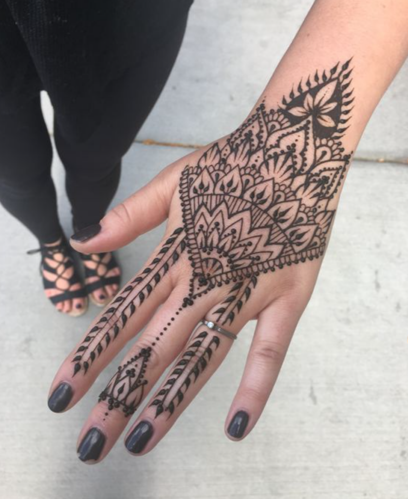 12. Desain Henna Harness