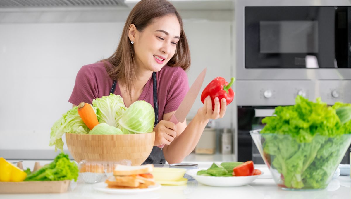 makan-buah-dan-sayur 2. Mengkonsumsi Buah dan Sayur