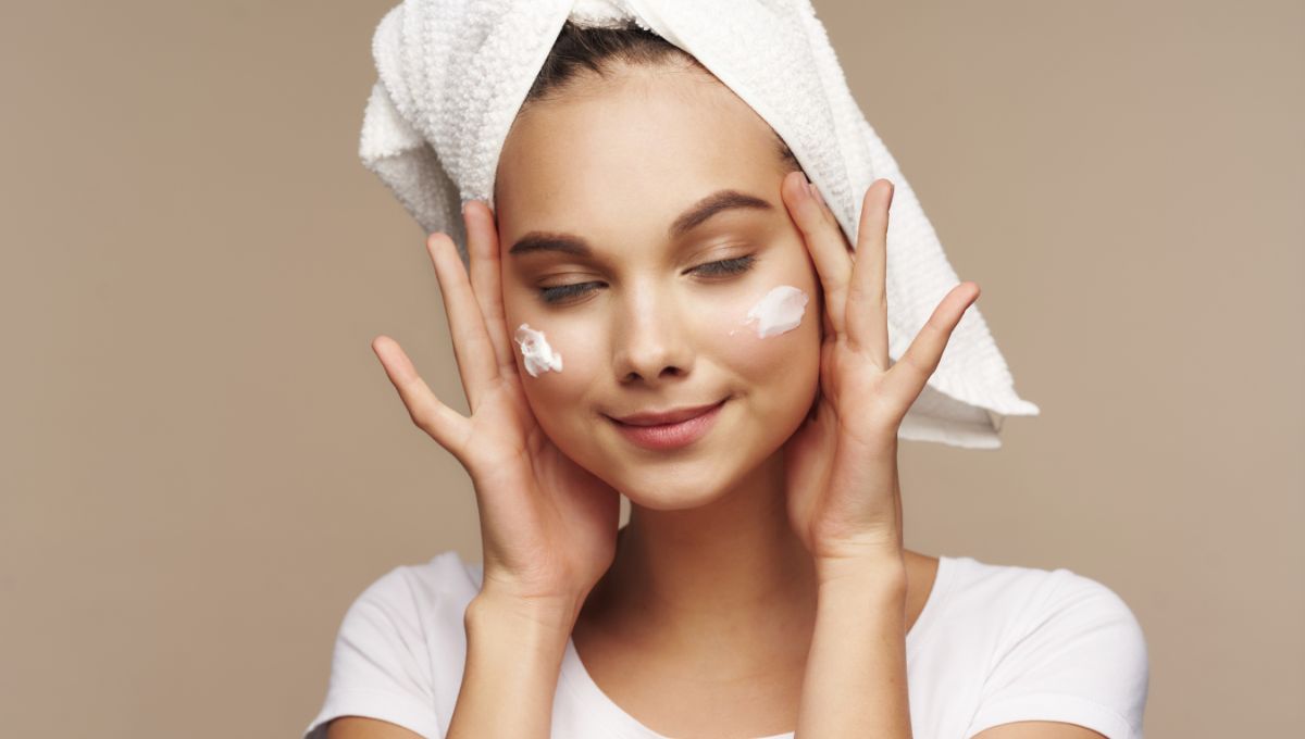 pakai-moisturizer 4. Menggunakan Pelembap