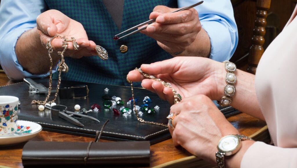 7 Tips Membeli Perhiasan di Toko Emas, Wajib Periksa Kemurniannya!