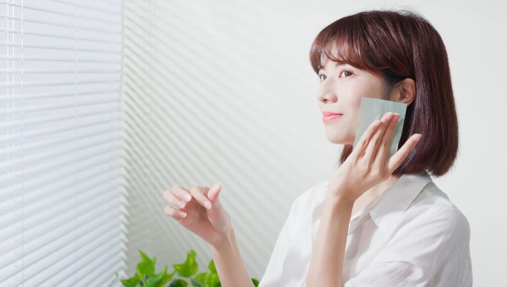 Manfaat Kertas Minyak Wajah, Bantu Serap Minyak Berlebih di Wajah Seketika!