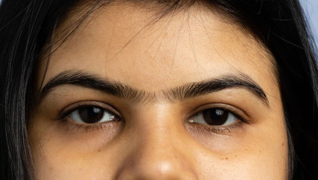 9 Mitos dan Fakta Alis Nyambung, Kenali Kepribadiannya!