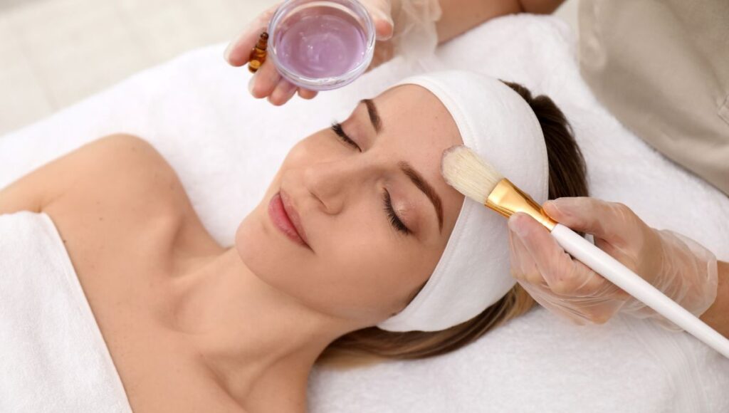 Manfaat Peeling Wajah, Bantu Cerahkan Warna Kulit dan Hilangkan Kusam